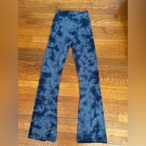 PINK Victoria's Secret Blue Tie-Dye Leggings